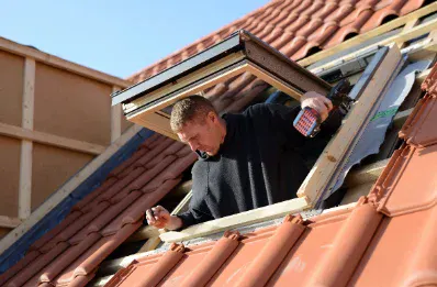 Pose de fenêtre de toit et velux par un couvreur à Pineuilh